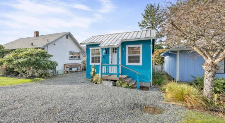 House with 1 room for 4 persons in Tillamook, OR