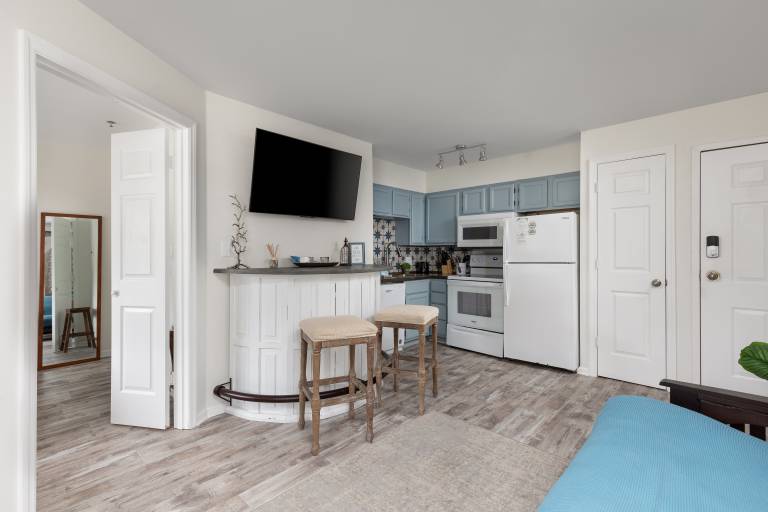 3 Mi to Miramar Beach! Chic Condo w/ Pool Access — photo 5