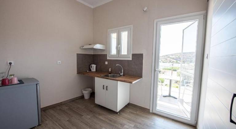 Serviced apartment with patio — photo 4