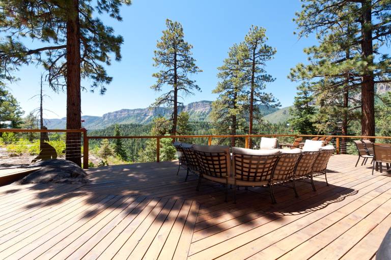 Luxury Home - Huge Deck - Great Views - Hot Tub/Fire Table - 2 Miles to Purg — photo 3