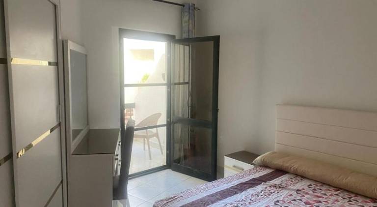 Serviced apartment with yard & patio — photo 2
