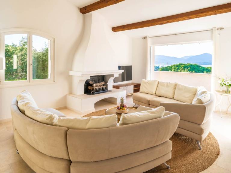 Vacation home with terrace, private pool & yard | Beach nearby | Pet-friendly — photo 4