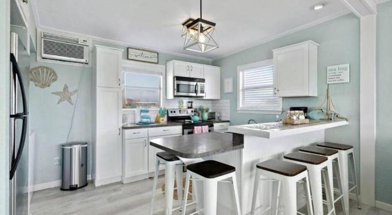 Coastal bungalow with huge yard, comfy deck and close to beach in Galveston, TX