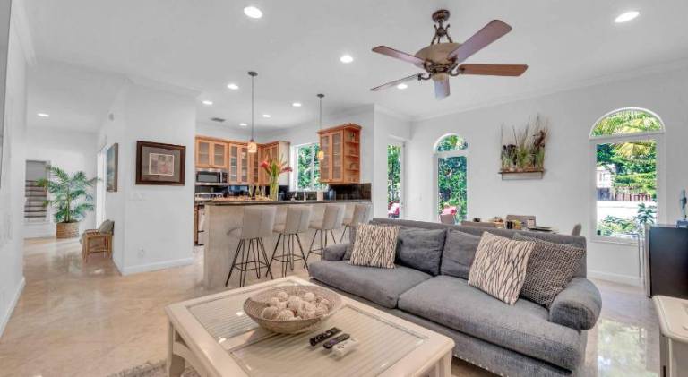 Vacation home with grill, yard & jacuzzi — photo 3