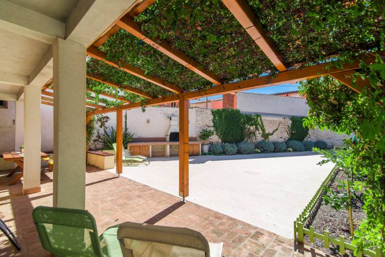 Fully equipped vacation home with BBQ, patio & yard | Dogs allowed — photo 5