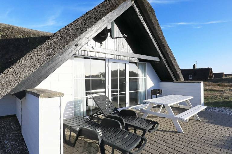 Vacation home with jacuzzi, terrace & yard in Ringkobing