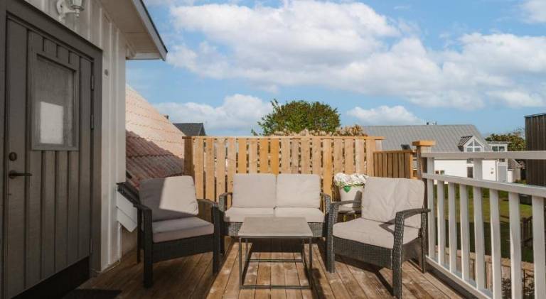 Beautiful serviced apartment with patio, BBQ & yard | Beach nearby | Pet-friendly — photo 5
