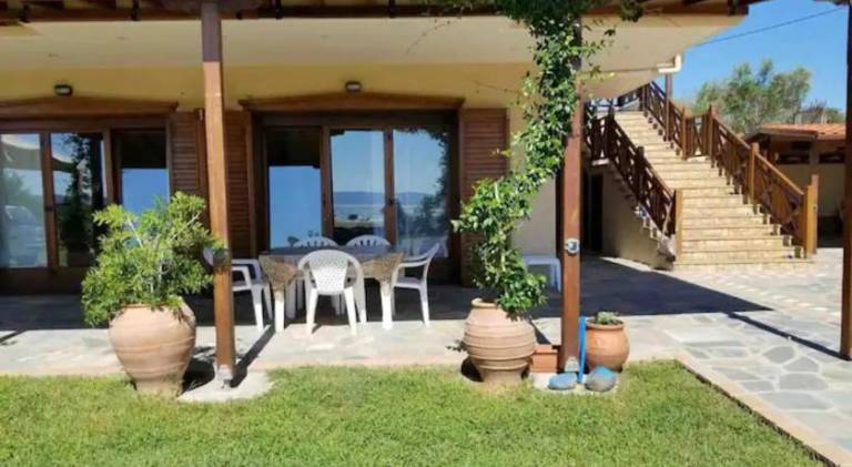 Holiday apartment with yard & patio — photo 5