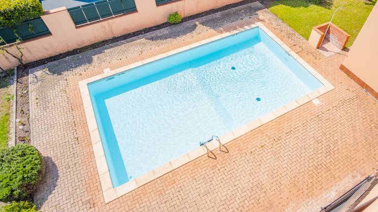 Child-friendly lovely apartment with pool, patio & yard | City view | Pet-friendly in Pozzolengo