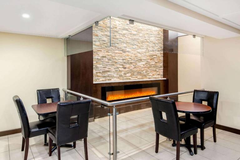 La Quinta Inn & Suites by Wyndham Oshawa — photo 4