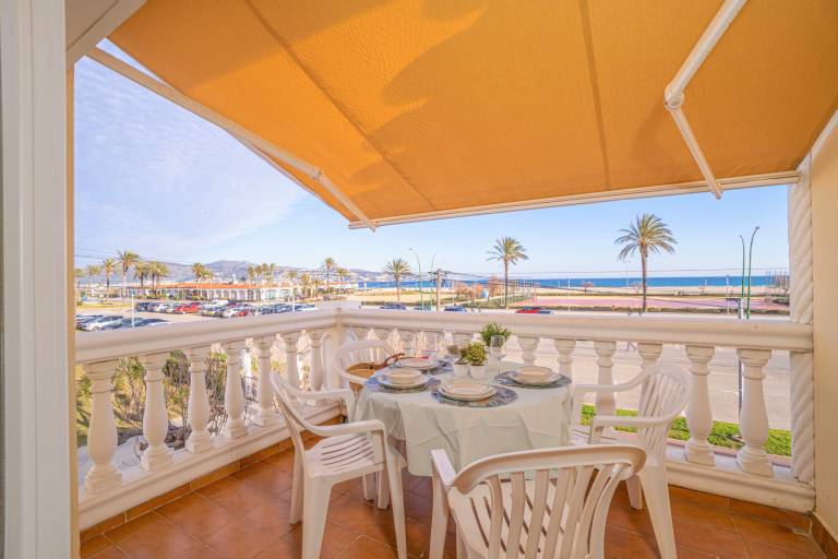 Fully equipped rental apartment with yard & terrace | Next to the beach | Dogs allowed in Roses