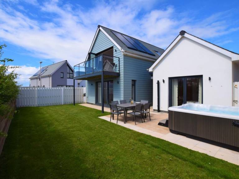 Fully equipped lovely cottage with yard & jacuzzi | Pet-friendly in Bideford