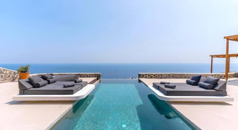 Villa with pool, hot tub & patio | Pets are welcome in Santorini