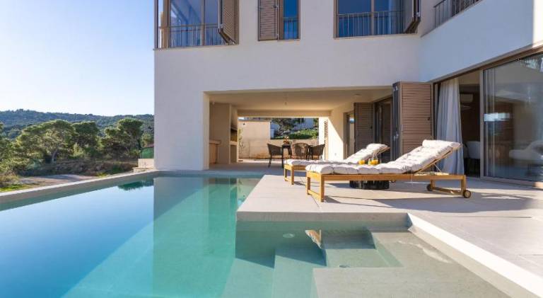 Villa with pool — photo 3