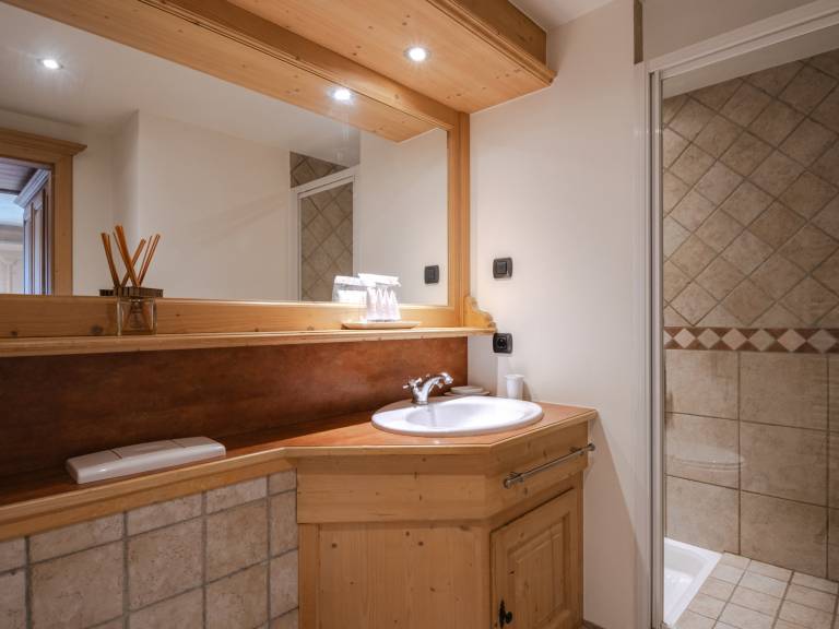 Spacious 6-room apartment for 10 near slopes, pets OK, parking, WiFi — photo 5