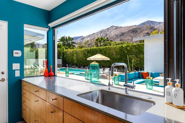 Luxury 4-Bedroom Home with Pool Spa Stunning Mountain Views — photo 3