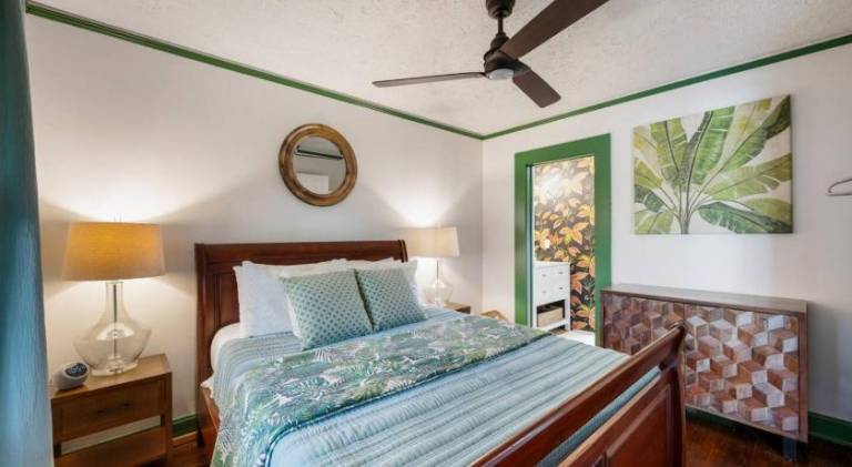 Quaint Cottage in heart of LYH - POOL with HOT TUB! — photo 2