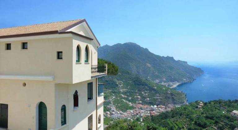 Villa with 5 rooms for 14 persons in Maiori