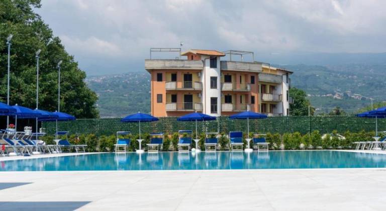 Serviced apartment with BBQ & pool in Mascali