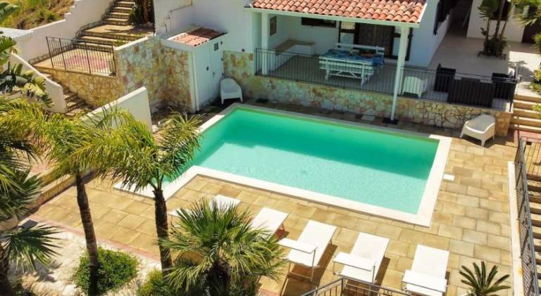 Villa with pool | Next to the beach | Pet-friendly — photo 3