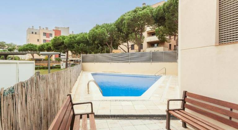 Holiday apartment with pool, patio & garden — photo 5