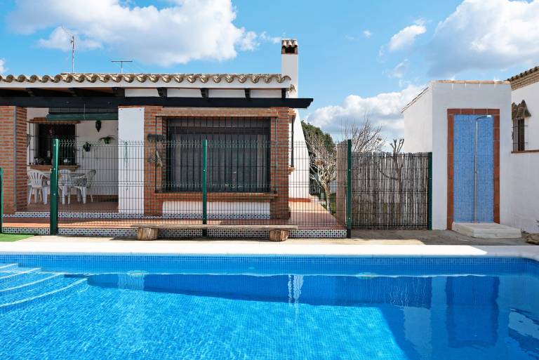 Family-friendly beautiful vacation home with terrace, barbecue & private pool | Garden view | Pets allowed — photo 4