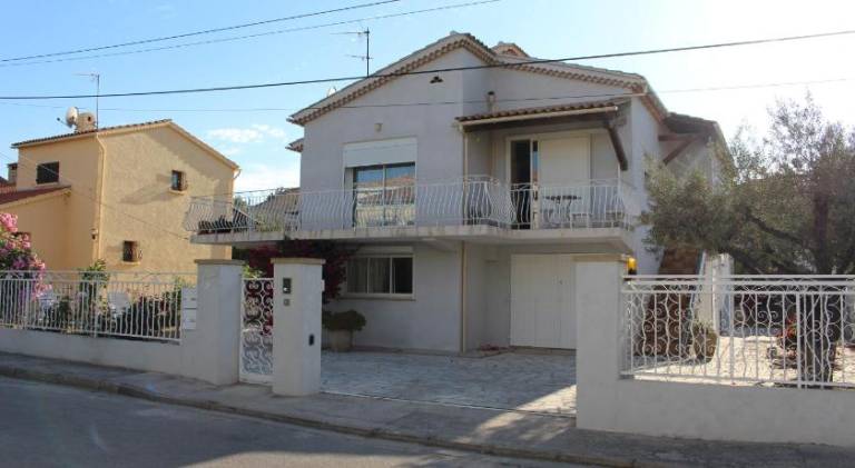 Apartment with barbecue, patio & garden | Pet-friendly in Six-Fours-les-Plages