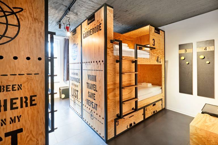 Sechsbettzimmer mit Gemeinschaftsbad