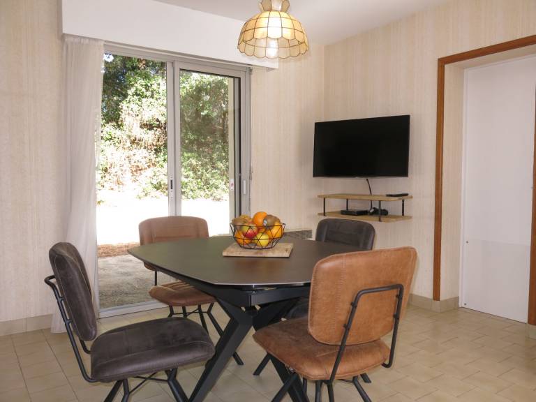 Vacation home with patio, yard & BBQ — photo 4