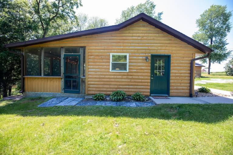 Iowa Cabins & House Rentals from 63 HomeToGo