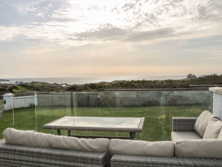 Cottage with garden & barbeque | Beach view in Holyhead
