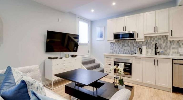 Casa Hotel Stylish Suite with Patio in Leslieville