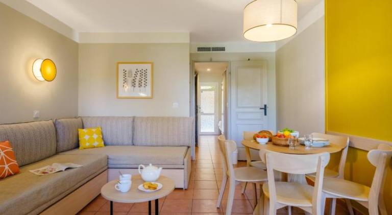 Beautiful holiday apartment with patio, pool & yard | Dogs allowed — photo 5