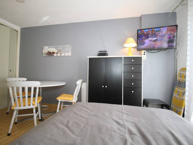 Cozy 2-Star Studio with Parking, Balcony & Modern Amenities Near Thermes — photo 3