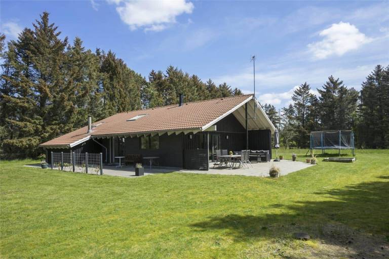 House with hot tub, barbeque & patio in Lokken