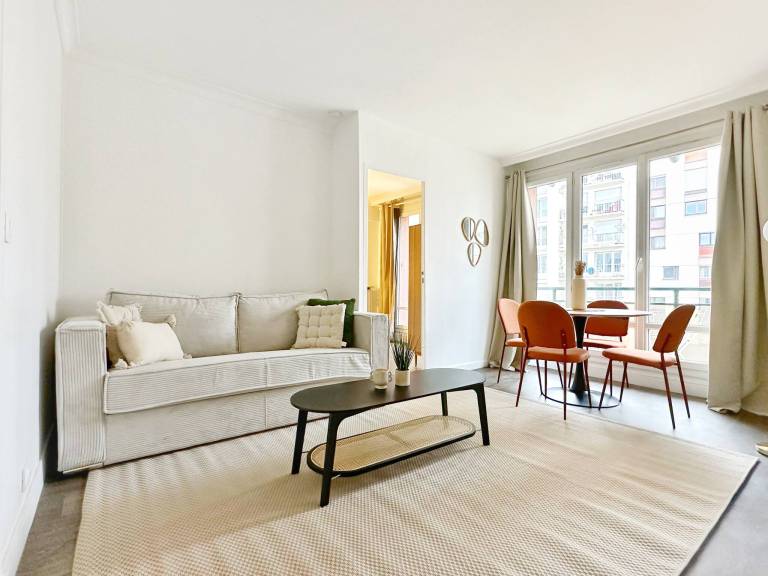 Charming Parisian Apartment in the Heart of the 20th Arrondissement — photo 4