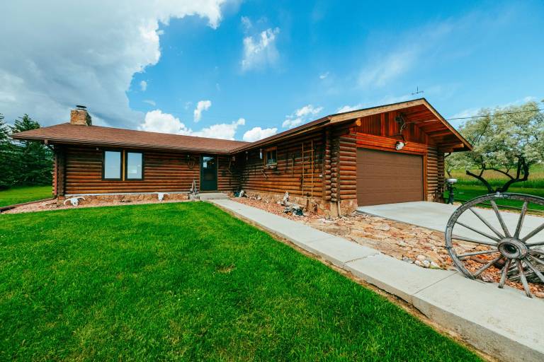 Family-oriented wonderful vacation home with pool, fast internet & BBQ | Mountain view | Dogs allowed in Buffalo, WY