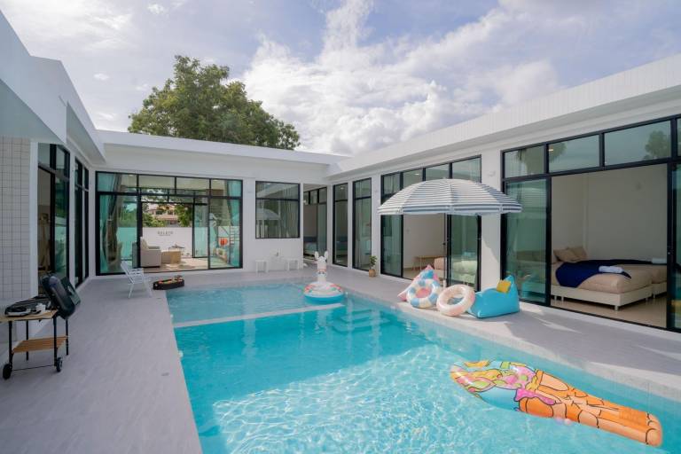 Villa with garden, pool & barbeque in Phetchaburi