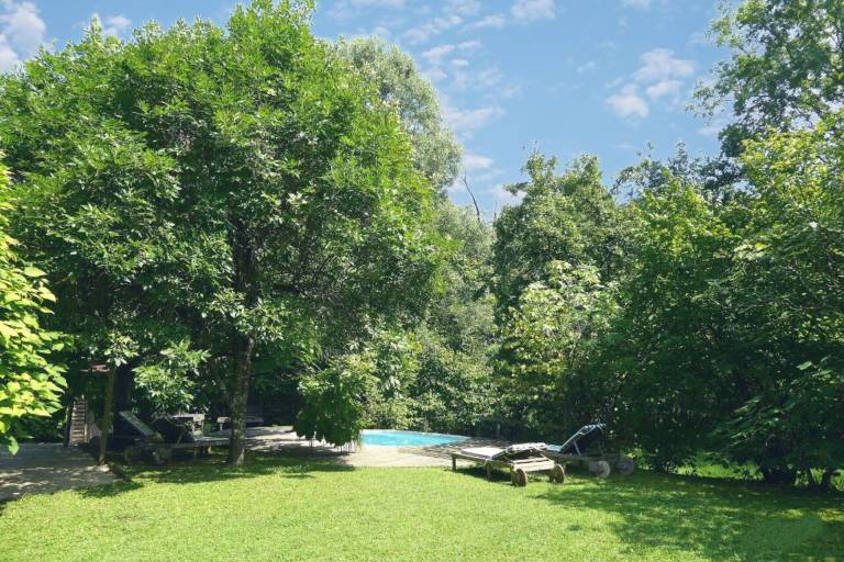 Rental with grill, garden & pool | Pets allowed — photo 2