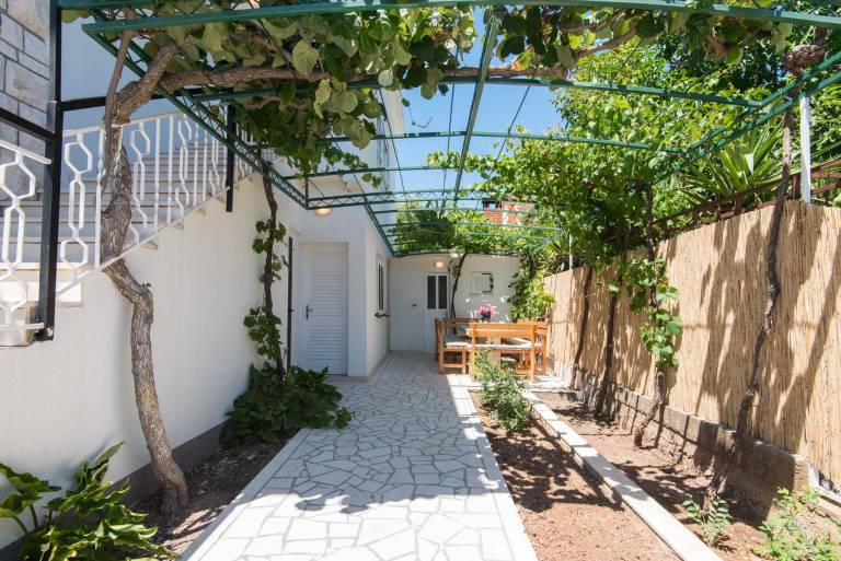 Vacation home with grill, terrace & garden | Sea view | Next to the beach | Pet-friendly — photo 5