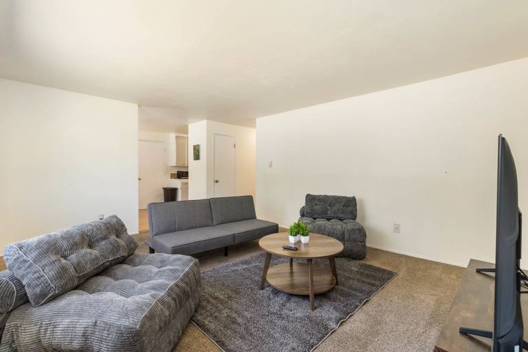 Family Friendly 2BR Home in Lynnwood w Parking
