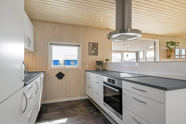 Fully equipped ample vacation home with BBQ & patio | Pets allowed — photo 2