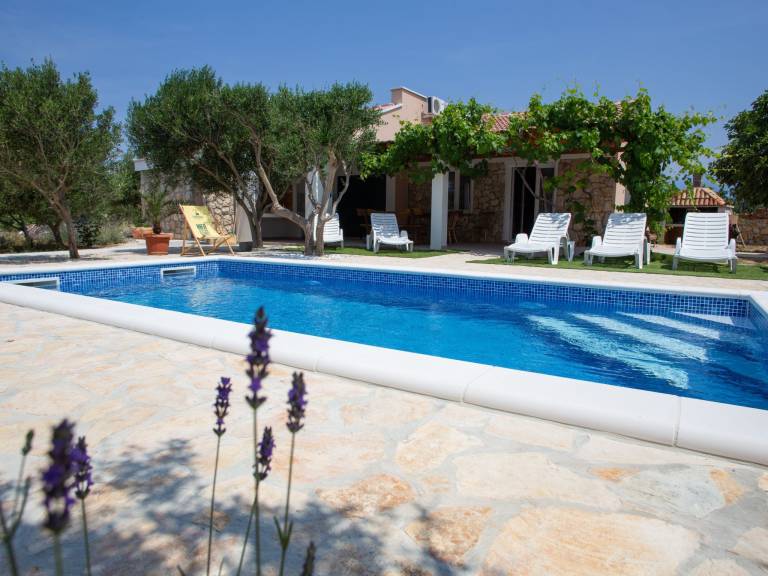Charming house with terrace, private pool & yard | Dogs allowed — photo 2