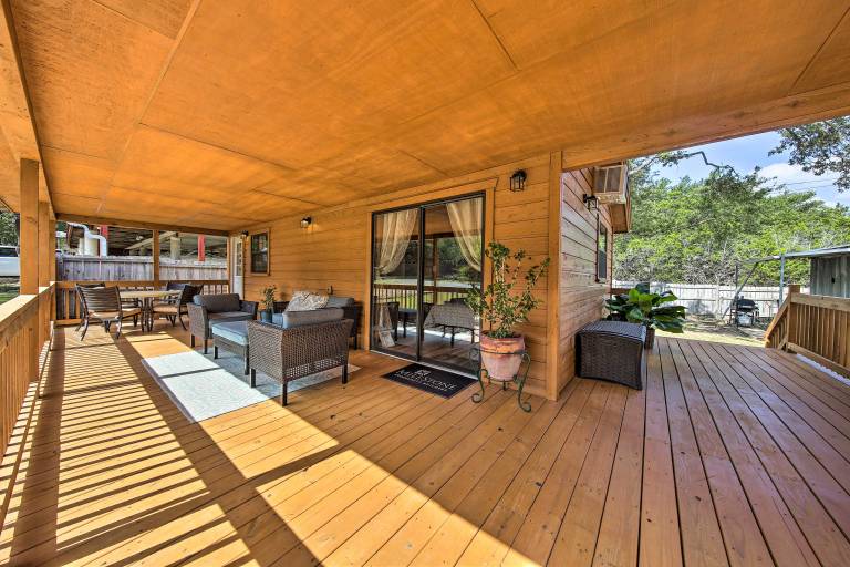 Couples Cabin w/ Luxury Deck, 1 Mi to Canyon Lake! — photo 2
