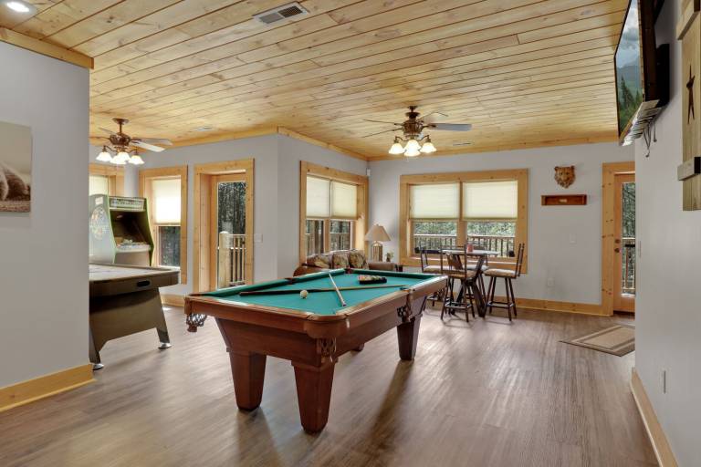Children-friendly cabin with hot tub, grill & pool | Mountain view | Pet-friendly — photo 2