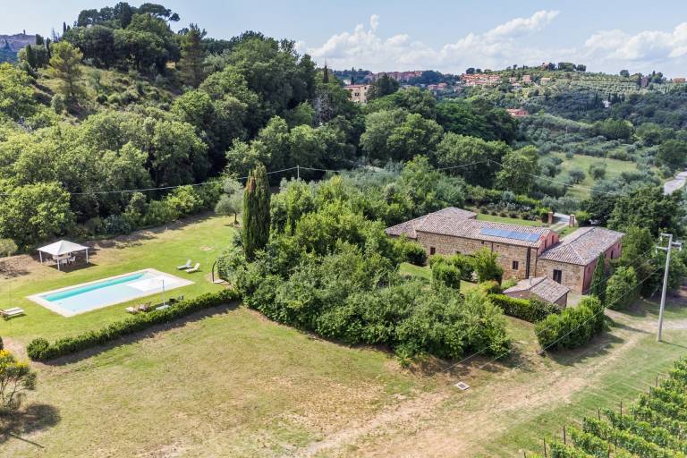 Family-oriented villa with barbecue, yard & private pool | Pets are welcome — photo 3