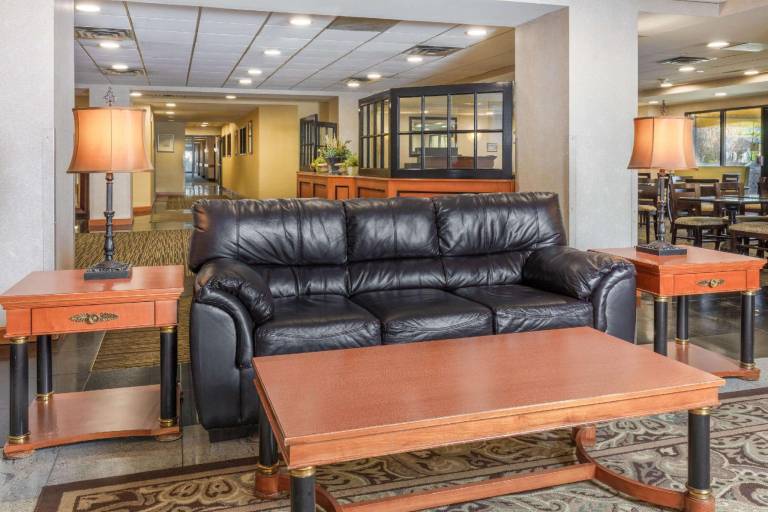 La Quinta Inn & Suites by Wyndham Garden City — photo 3
