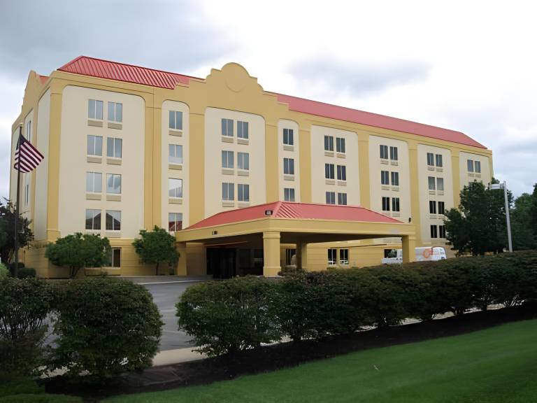 La Quinta Inn & Suites by Wyndham Cleveland Airport West in North Olmsted, OH