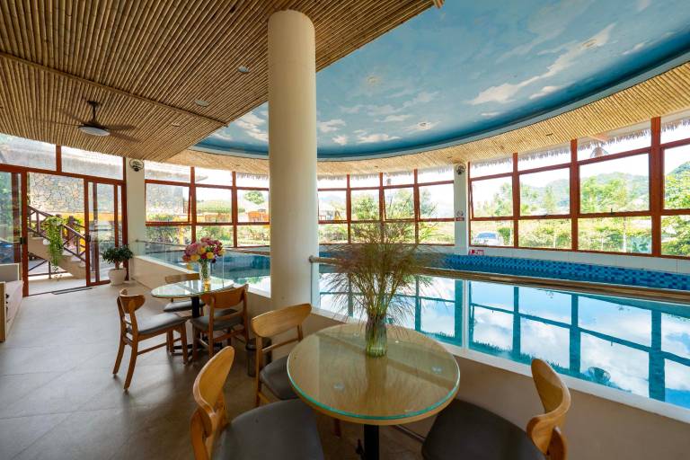 Lodge with barbecue, pool & hot tub | Pets allowed — photo 3