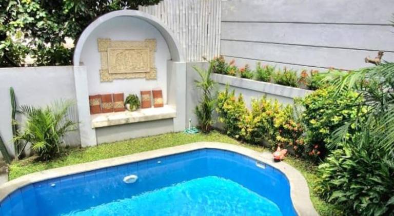 Vacation home with yard, grill & pool — photo 3